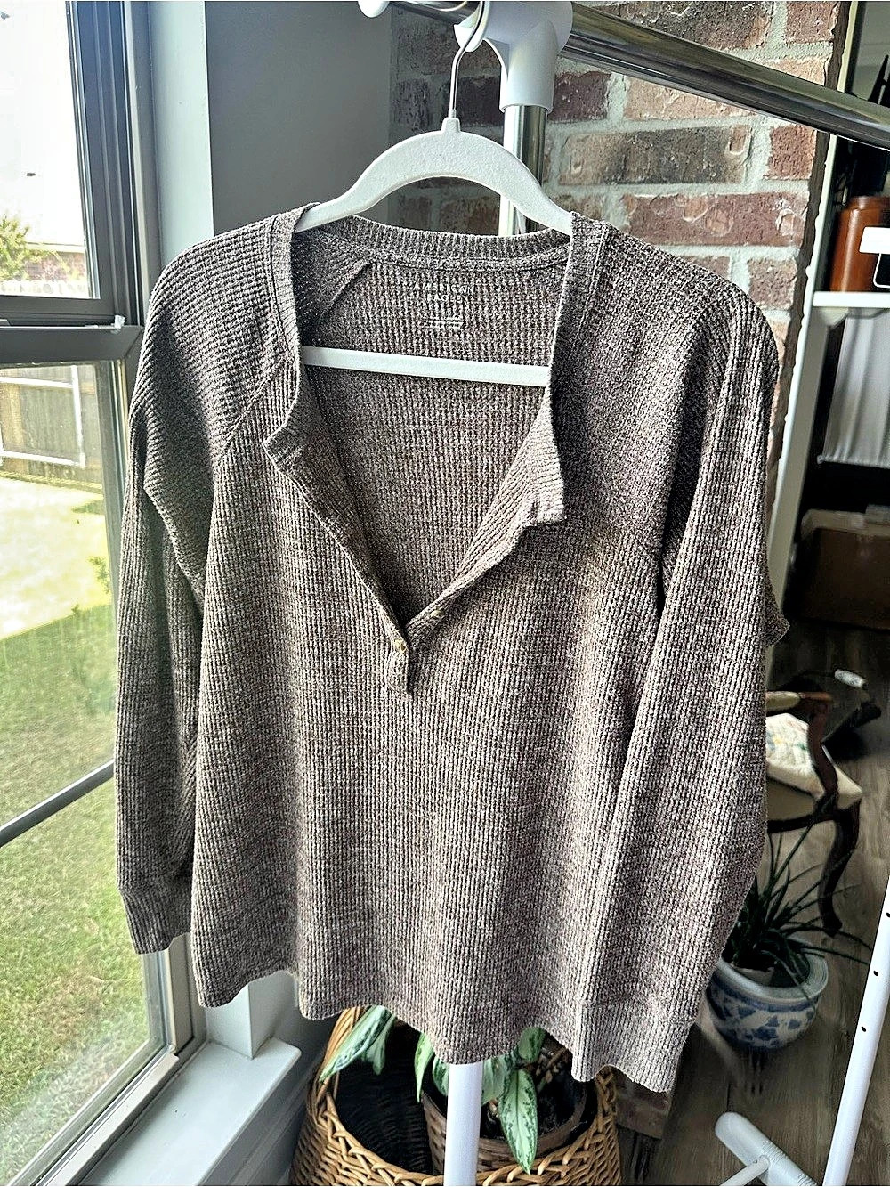 American Eagle Women's Brown V-Neck Sweater Size Medium